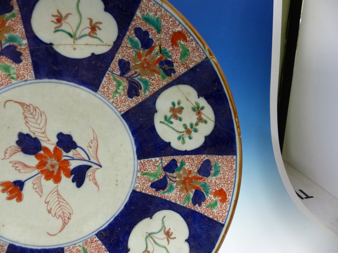 THREE DELFT BLUE AND WHITE PLATES, THE LARGEST. Dia. 34cms TOGETHER WITH A JAPANESE IMARI DISH. Dia. - Image 21 of 26