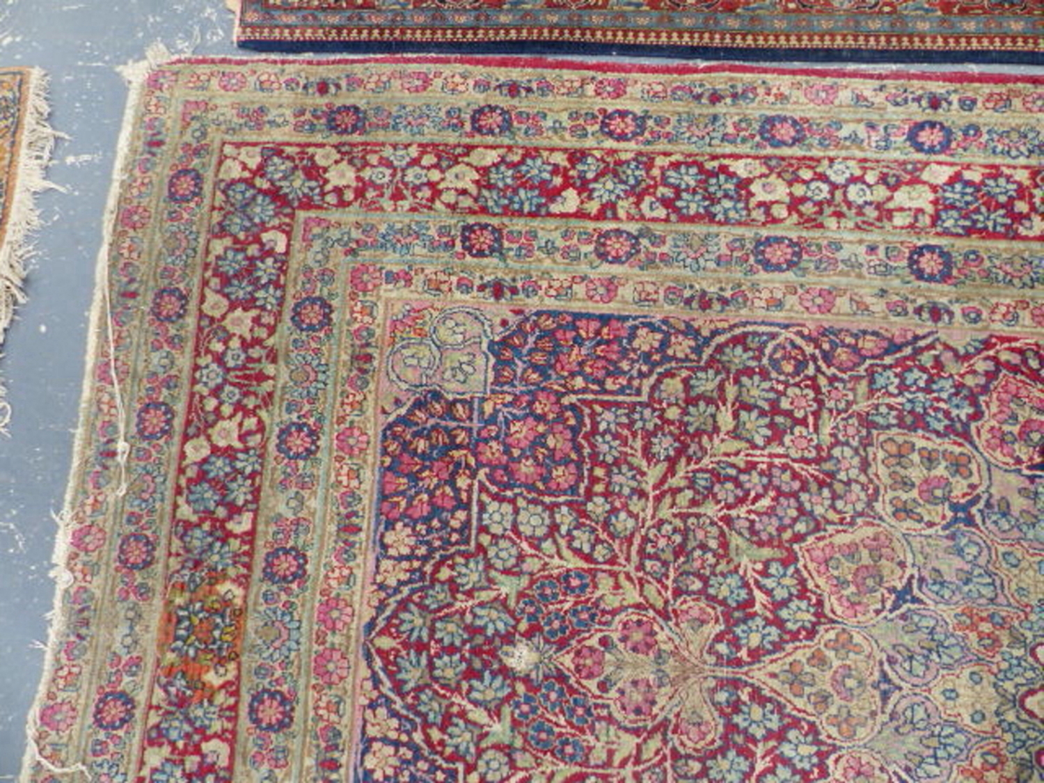 AN ANTIQUE PERSIAN KIRMAN RUG. 239 x 151cms. - Image 5 of 8