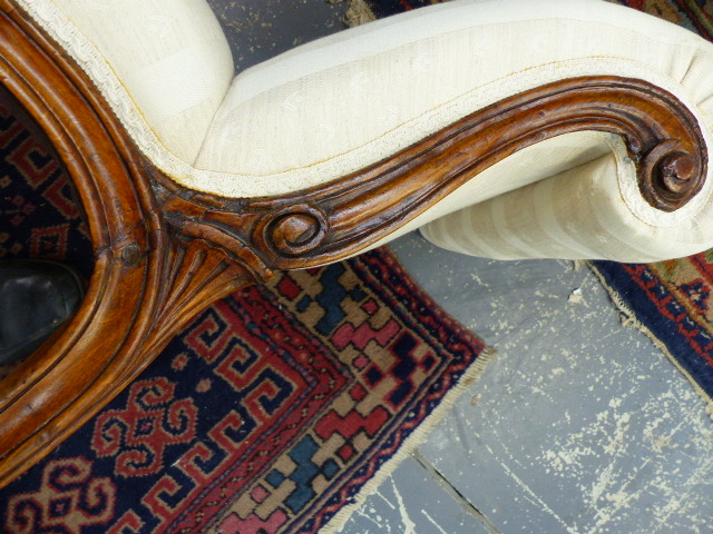 AN ANTIQUE CARVED SHOW FRAME WINDOW SEAT WITH SCROLL ENDS ON LONG CABRIOLE LEGS. W.132cms. - Image 12 of 16