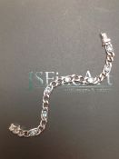 AN 18ct WHITE GOLD AND BLUE GEMSTONE FIGARO LINK BRACELET, WITH A BOX CLASP AND A FIGURE OF EIGHT