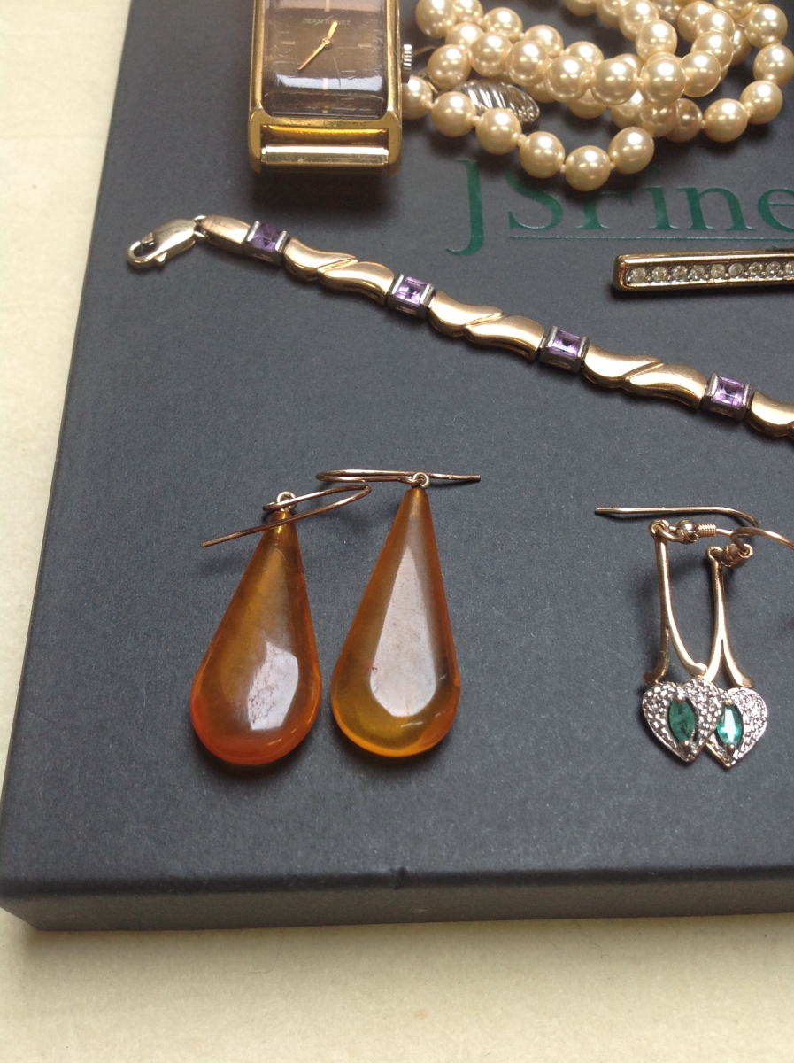 A 375 STAMPED GOLD AND AMETHYST BRACELET, THREE PAIRS OF DROP EARRINGS TO INCLUDE EMERALD AND - Image 2 of 13