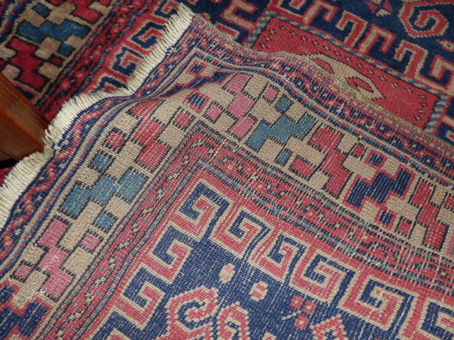 AN ANTIQUE TURKISH RUG. 150 x 95cms. - Image 3 of 5