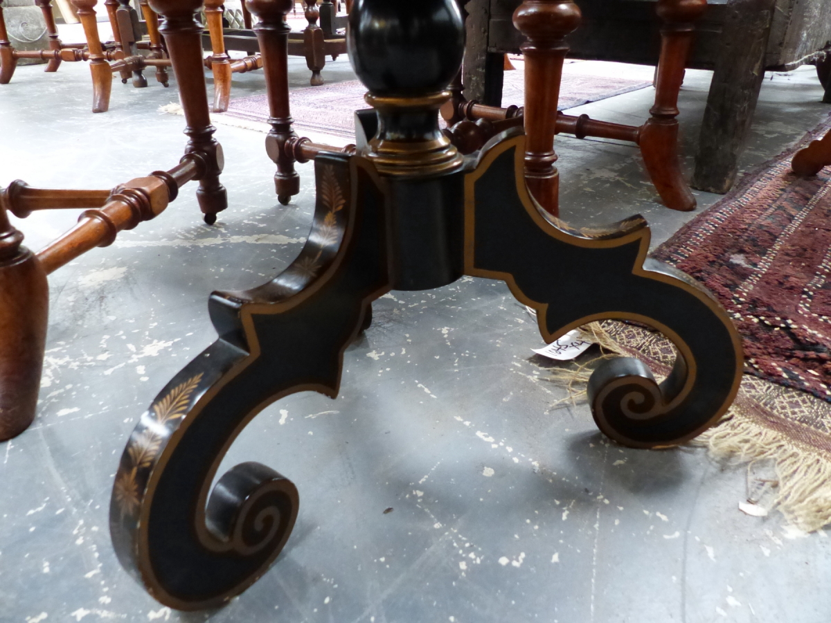 A PAIR OF REGENCY STYLE TRIPOD TABLES WITH DISHED TOPS ON SHAPED TRIPOD SUPPORTS WITH EBONISED AND - Image 3 of 5