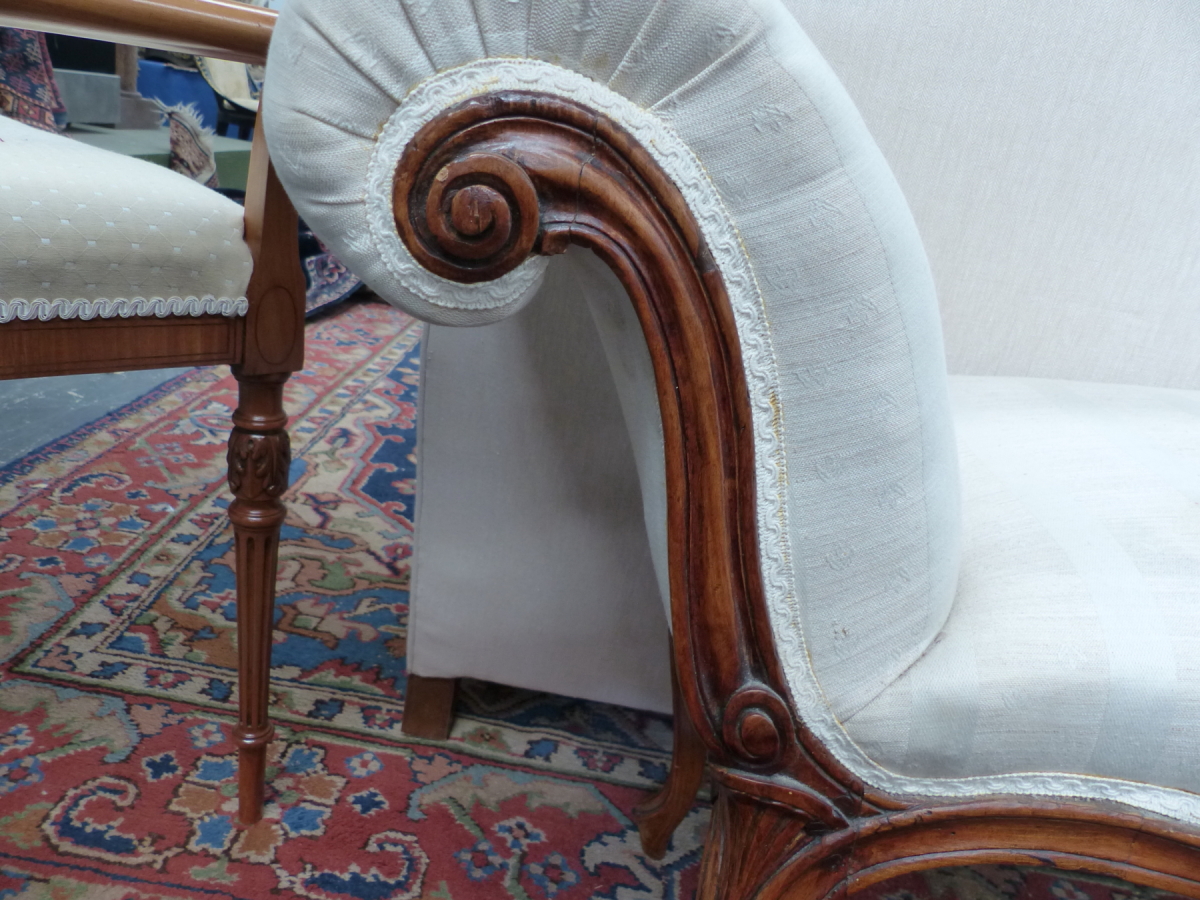 AN ANTIQUE CARVED SHOW FRAME WINDOW SEAT WITH SCROLL ENDS ON LONG CABRIOLE LEGS. W.132cms. - Image 4 of 16