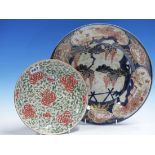 AN EARLY JAPANESE IMARI DISH PAINTED CENTRALLY WITH WISTERIA. Dia 32cms. AND A CHINESE