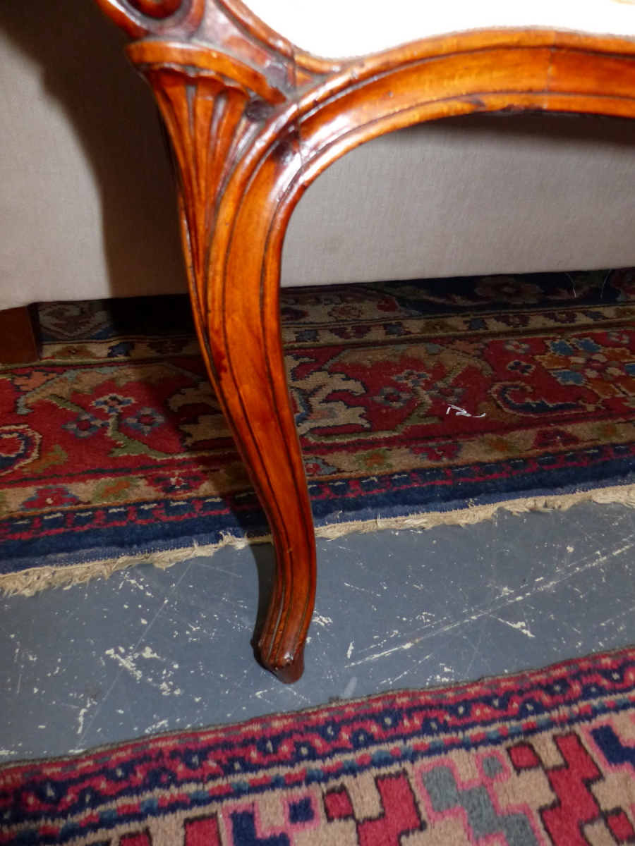 AN ANTIQUE CARVED SHOW FRAME WINDOW SEAT WITH SCROLL ENDS ON LONG CABRIOLE LEGS. W.132cms. - Image 5 of 16