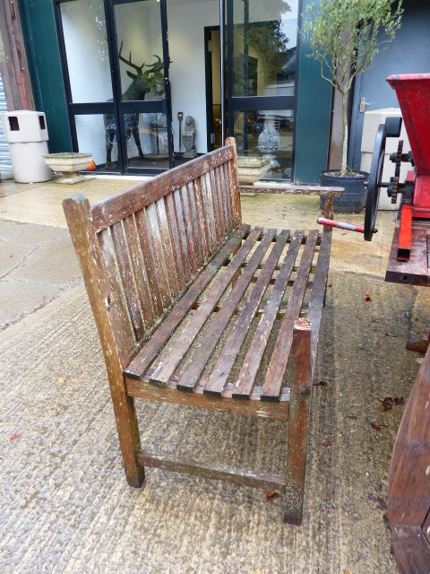 A TEAK EXTENDING GARDEN TABLE TOGETHER WITH A THREE SEAT GARDEN BENCH AND TWO ARMCHAIRS. (4) - Image 4 of 6