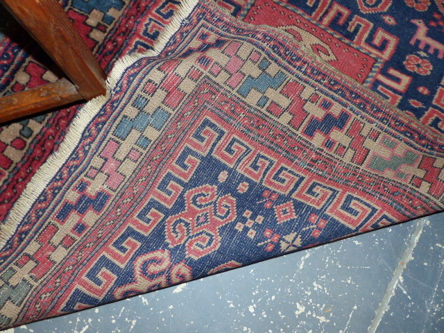 AN ANTIQUE TURKISH RUG. 150 x 95cms. - Image 4 of 5