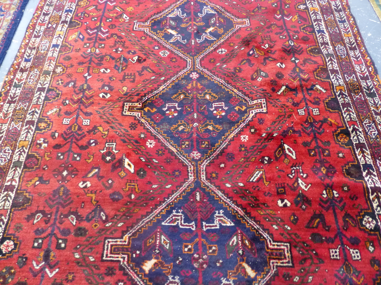 A PERSIAN SHIRAZ CARPET. 302 x 207cms. - Image 2 of 5