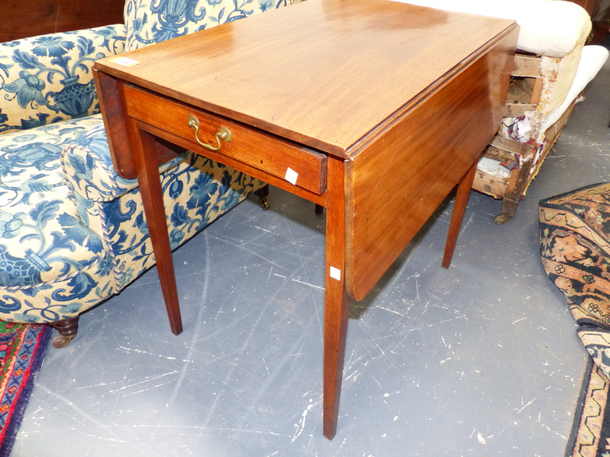 AN EARLY 19th.C.MAHOGANY SMALL PEMBROKE TABLE WITH END DRAWER ON SQUARE TAPERED LEGS. 93 x 73 x H.