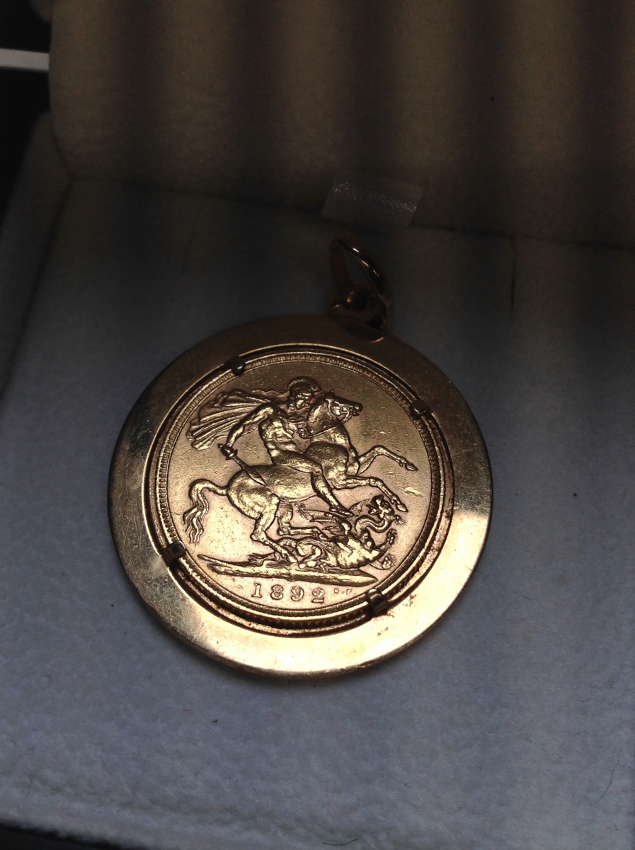 A VICTORIAN 22ct FULL SOVEREIGN COIN DATED 1892, MOUNTED IN A 9ct GOLD ENAMEL PENDANT CASE, GROSS - Image 4 of 5
