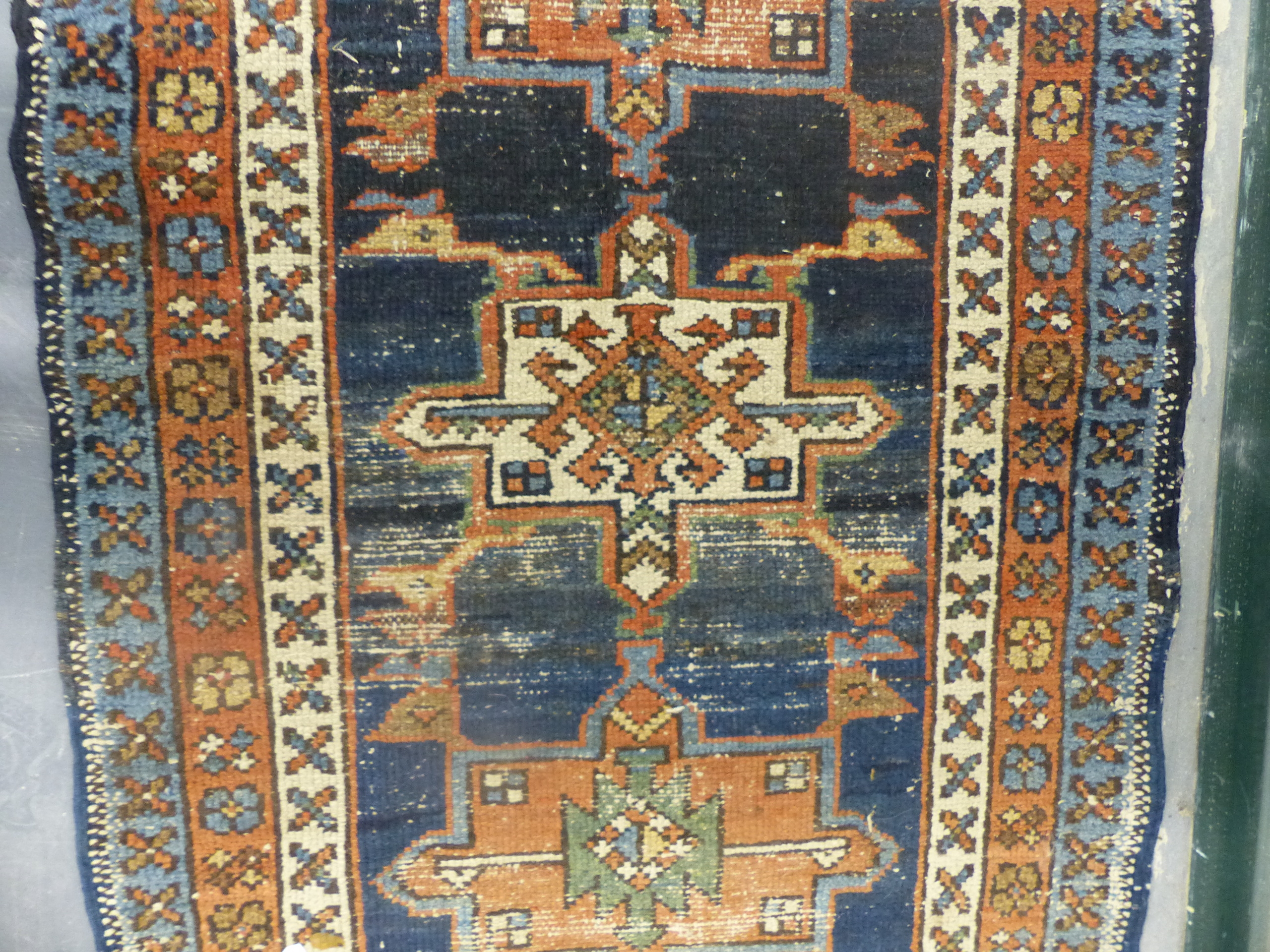 AN ANTIQUE PERSIAN HERIZ RUG. 128 x 80cms. - Image 3 of 5