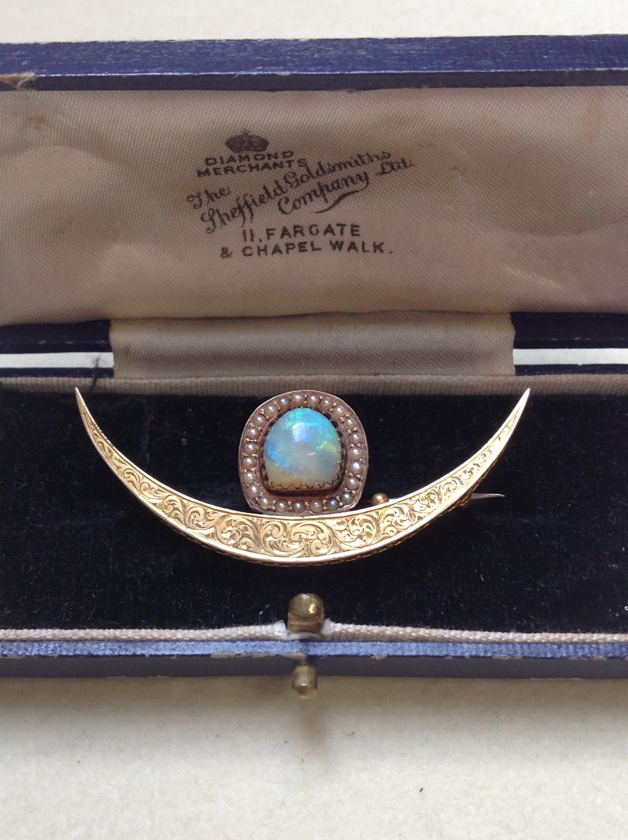 AN INDIAN FOLIATE ENGRAVED YELLOW METAL CRESCENT BROOCH, SURMOUNTED BY A D-SHAPED OPAL WITHIN A FRAM - Image 3 of 8