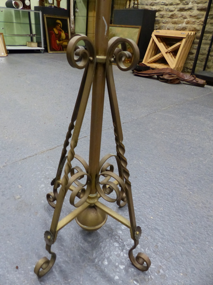 A VICTORIAN ARTS AND CRAFTS STYLE BRASS OIL LAMPSTAND OF ADJUSTABLE HEIGHT. - Image 2 of 6