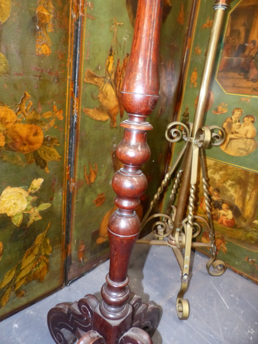 A COLONIAL HARDWOOD TORCHERE WITH CIRCULAR DISH TOP OVER TURNED COLUMN AND QUADRUPED SCROLL FEET. 94 - Image 3 of 4