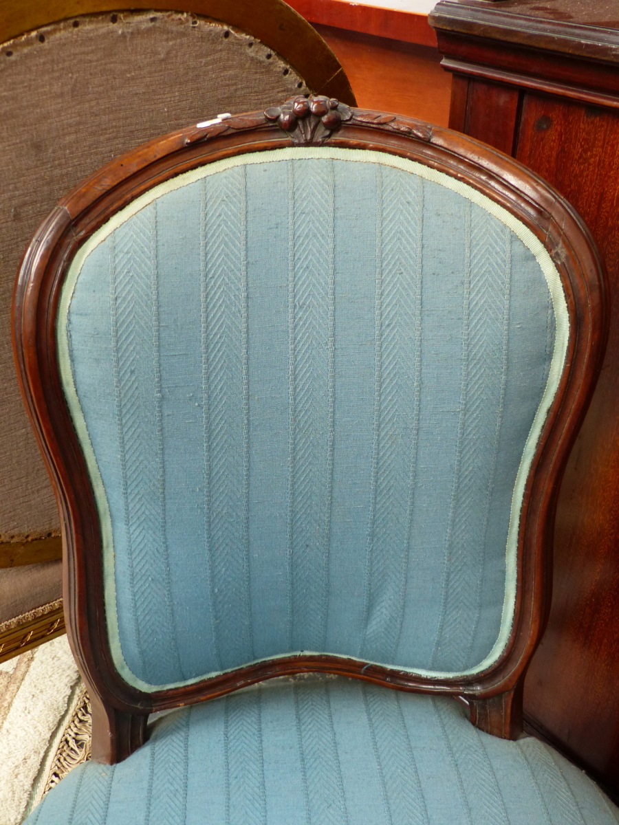 TWO SIMILAR FRENCH WALNUT SALON SIDE CHAIRS WITH CARVED SHOW FRAMES ON CABRIOLE LEGS. (2) - Image 5 of 12