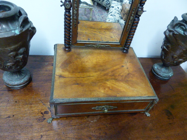 A SATINWOOD AND BRASS MOUNTED DRESSING TABLE SWING MIRROR WITH DRAWER BASE ON PAD FEET. 41 x 33 x - Image 4 of 14