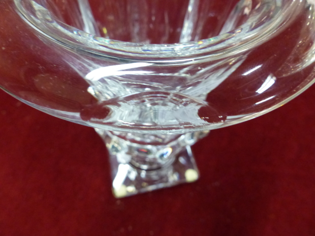 A BACCARAT CLEAR GLASS URN. H 21cms. TOGETHER WITH A TAPERING OCTAGONAL VASE. H 25cms. - Image 5 of 7