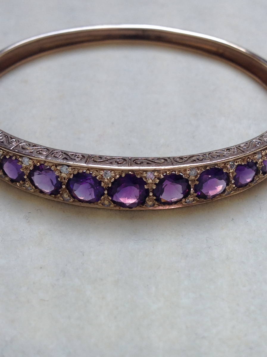 A 9ct GOLD AMETHYST AND DIAMOND CARVED HINGED BANGLE COMPLETE WITH FIGURE OF EIGHT SAFETY CLASP, - Image 12 of 14
