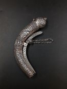 AN OMAN 925 SILVER POWDER FLASK WITH HINGED LID TO ONE END OF THE CRESCENT SHAPE CENTRED BY THE