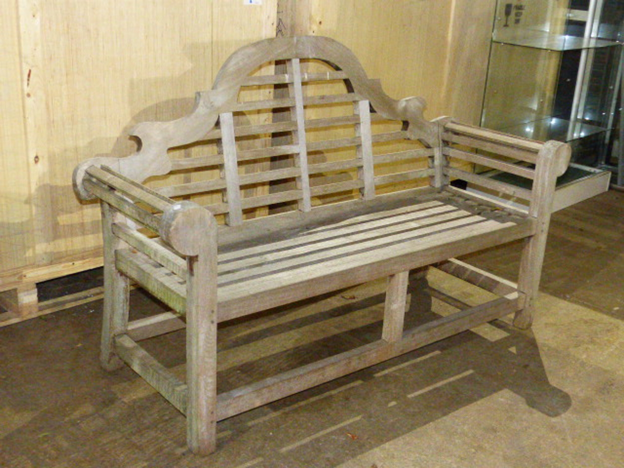 A GOOD QUALITY TEAK GARDEN BENCH OF LUTYENS DESIGN. - Image 2 of 10