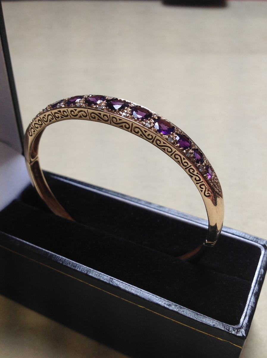 A 9ct GOLD AMETHYST AND DIAMOND CARVED HINGED BANGLE COMPLETE WITH FIGURE OF EIGHT SAFETY CLASP, - Image 4 of 14