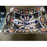A ROYAL CROWN DERBY 1128 PATTERN IMARI PALETTE TWO HANDLED RECTANGULAR FOOTED BOWL BEARING A GILT