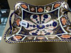 A ROYAL CROWN DERBY 1128 PATTERN IMARI PALETTE TWO HANDLED RECTANGULAR FOOTED BOWL BEARING A GILT