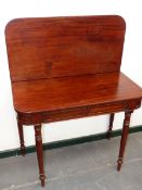 A LATE GEORGIAN MAHOGANY FOLD OVER TEA TABLE ON TURNED TAPERED LEGS. 91 x 90 x H.71cms (OPEN)