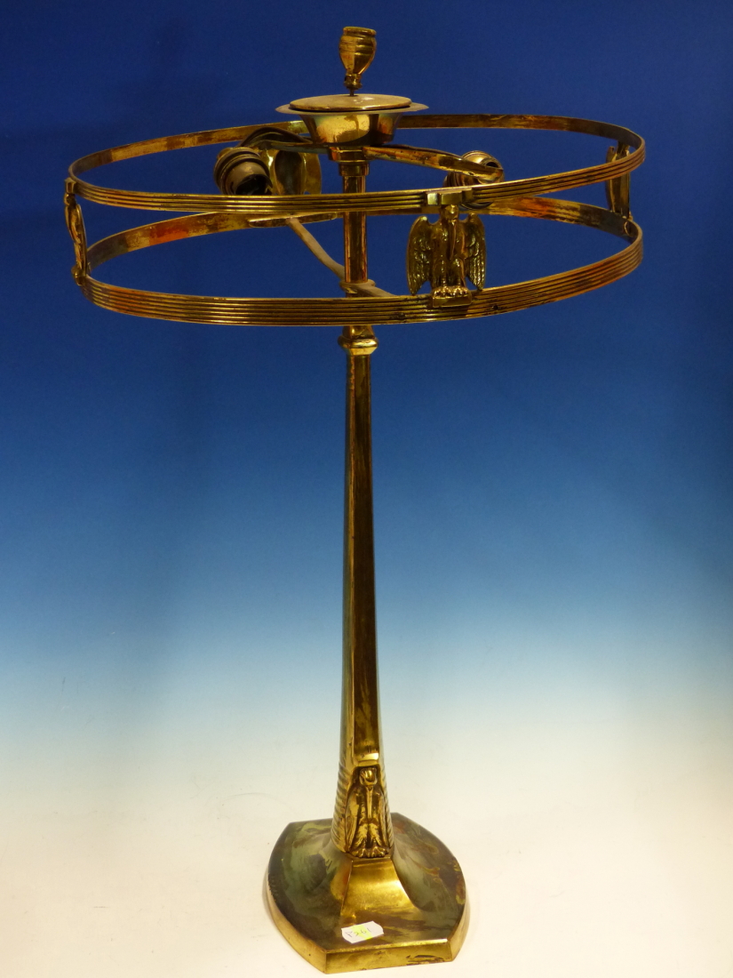 AN ART DECO BRASS TABLE LAMP WITH INTEGRAL CIRCULAR SHADE SUPPORT FEATURING FOUR PELICANS BETWEEN
