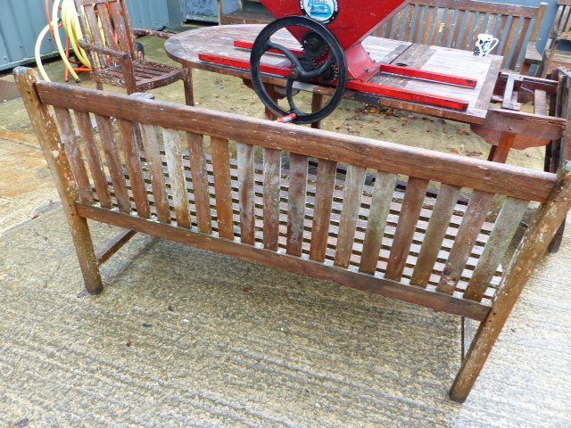 A TEAK EXTENDING GARDEN TABLE TOGETHER WITH A THREE SEAT GARDEN BENCH AND TWO ARMCHAIRS. (4) - Image 6 of 6