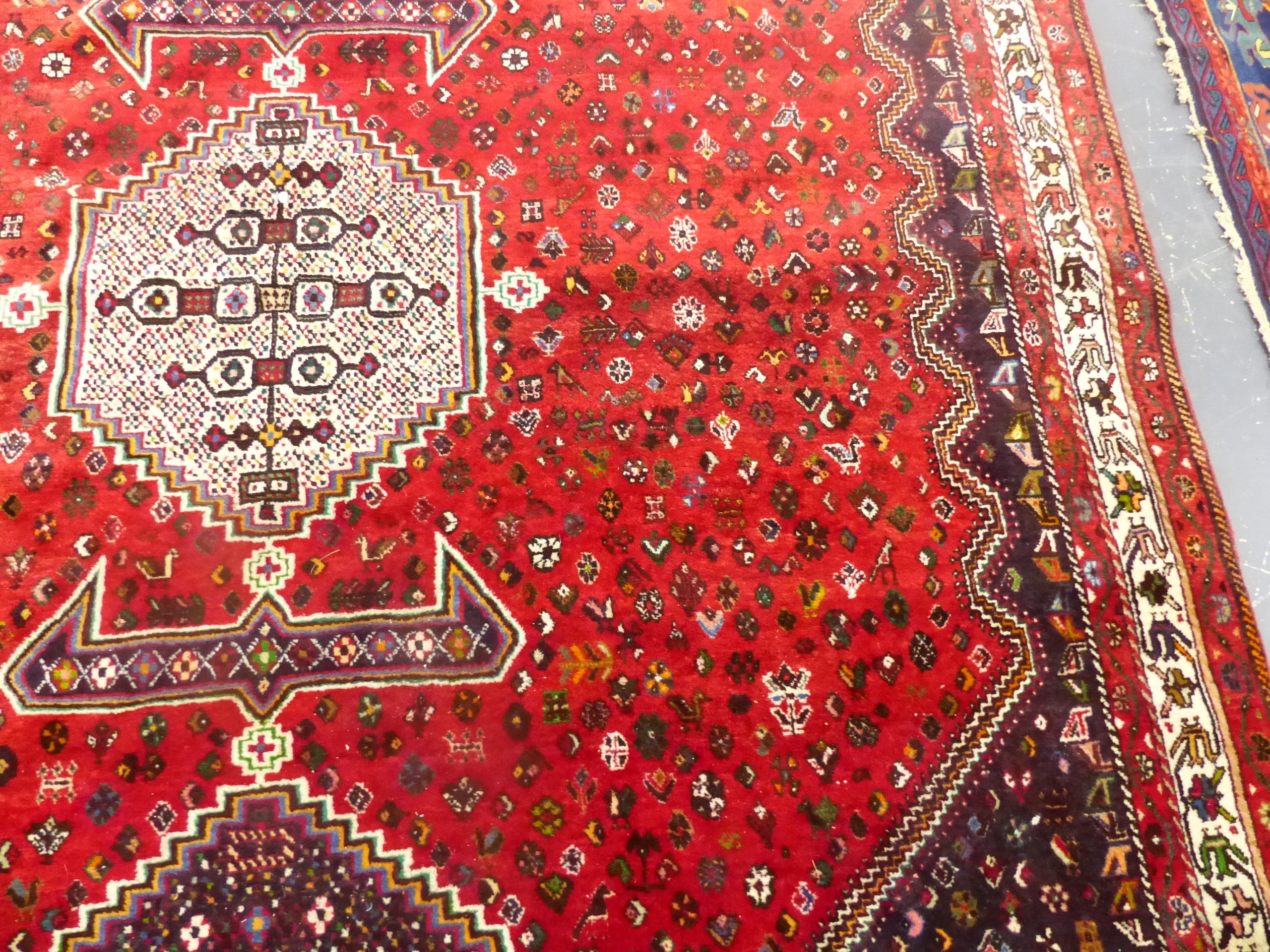 A PERSIAN SHIRAZ CARPET. 310 x 230cms. - Image 4 of 10