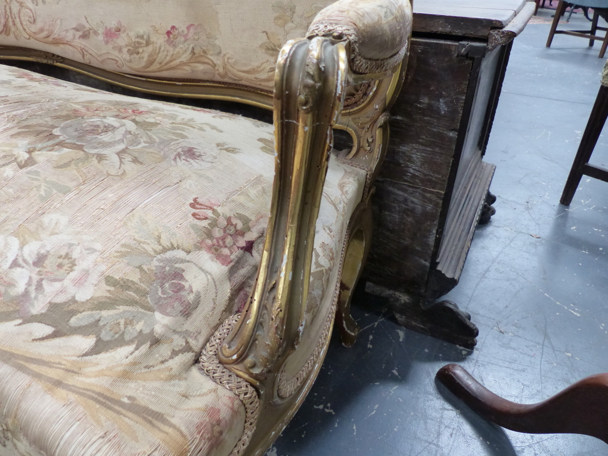 A LOUIS XV STYLE GILT WOOD SETTEE UPHOLSTERED IN MACHINE WOVEN AUBUSSON TASTE FLORAL TAPESTRY AND ON - Image 4 of 12