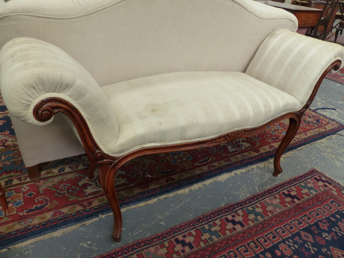 AN ANTIQUE CARVED SHOW FRAME WINDOW SEAT WITH SCROLL ENDS ON LONG CABRIOLE LEGS. W.132cms. - Image 2 of 16