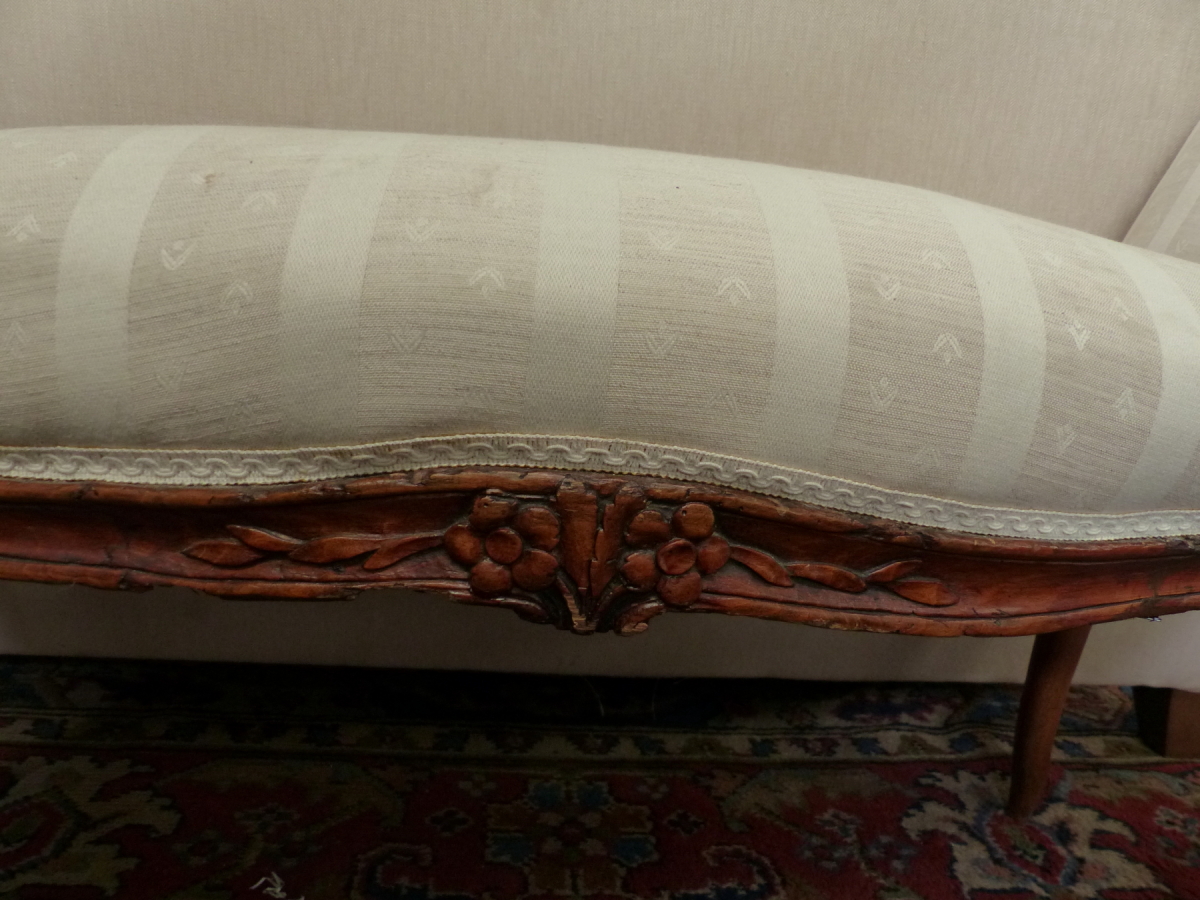 AN ANTIQUE CARVED SHOW FRAME WINDOW SEAT WITH SCROLL ENDS ON LONG CABRIOLE LEGS. W.132cms. - Image 6 of 16