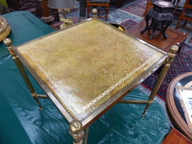 A PAIR OF BRASS REGENCY STYLE END TABLES, EACH WITH LEATHER INSET TOP. 40 x 40 x H.42cms. - Image 2 of 5