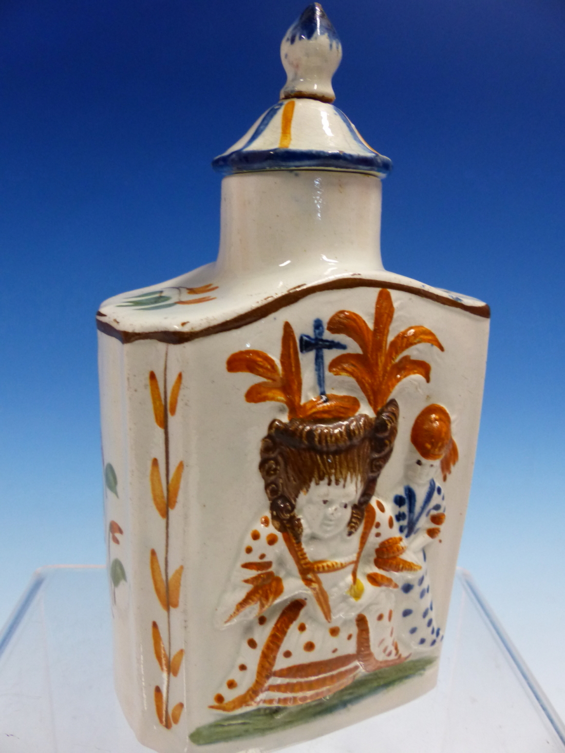 A GEORGE III PRATTWARE TEA CADDY AND COVER MOULDED IN RELIEF AND PAINTED WITH FIGURES OF MACARONI - Image 2 of 10