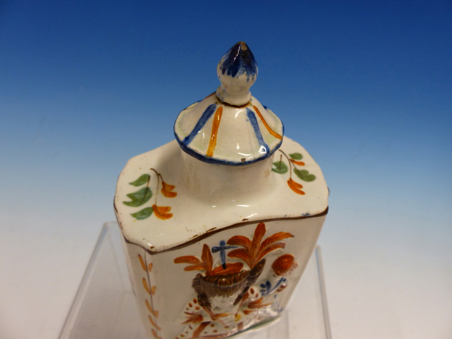A GEORGE III PRATTWARE TEA CADDY AND COVER MOULDED IN RELIEF AND PAINTED WITH FIGURES OF MACARONI - Image 3 of 10