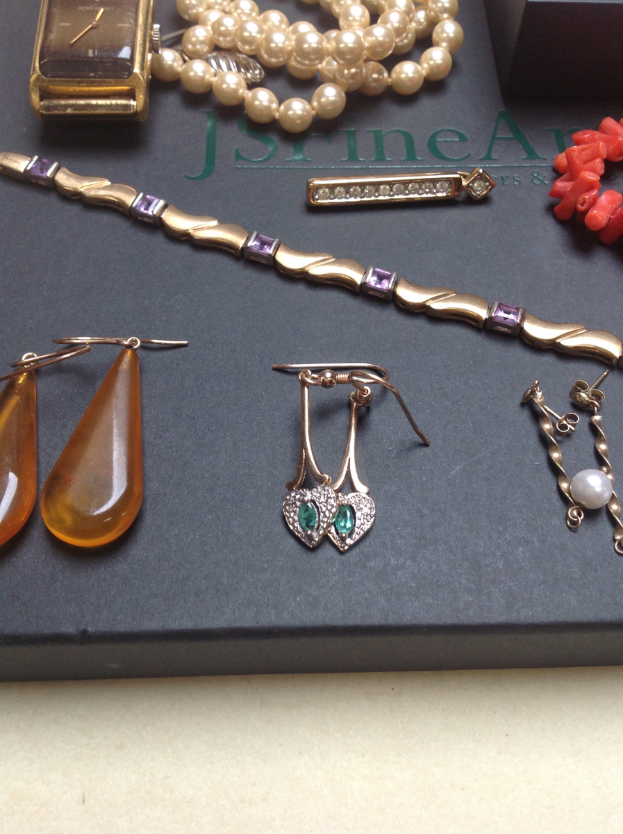 A 375 STAMPED GOLD AND AMETHYST BRACELET, THREE PAIRS OF DROP EARRINGS TO INCLUDE EMERALD AND - Image 3 of 13