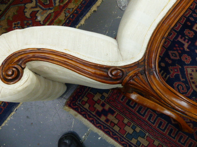 AN ANTIQUE CARVED SHOW FRAME WINDOW SEAT WITH SCROLL ENDS ON LONG CABRIOLE LEGS. W.132cms. - Image 13 of 16
