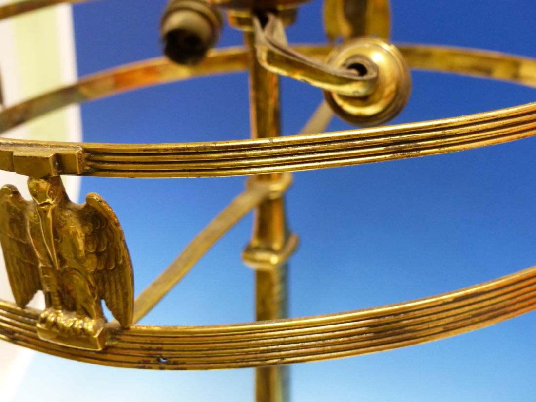 AN ART DECO BRASS TABLE LAMP WITH INTEGRAL CIRCULAR SHADE SUPPORT FEATURING FOUR PELICANS BETWEEN - Image 8 of 13