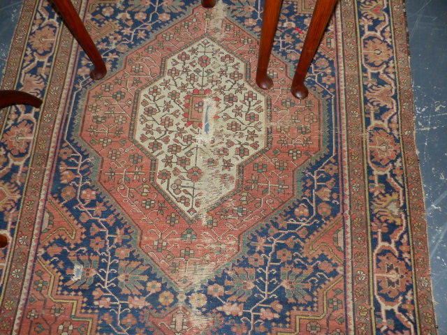 AN ANTIQUE PERSIAN MALAYER RUG. 195 x 130cms. - Image 4 of 8