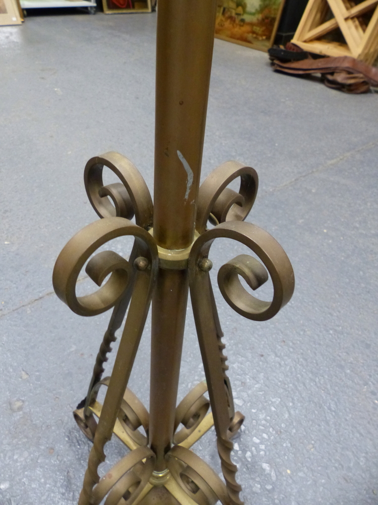 A VICTORIAN ARTS AND CRAFTS STYLE BRASS OIL LAMPSTAND OF ADJUSTABLE HEIGHT. - Image 4 of 6