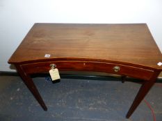 A GEO.III. MAHOGANY INVERTED BOW FRONT WRITING TABLE WITH SINGLE FRIEZE DRAWER ON SQUARE TAPERED