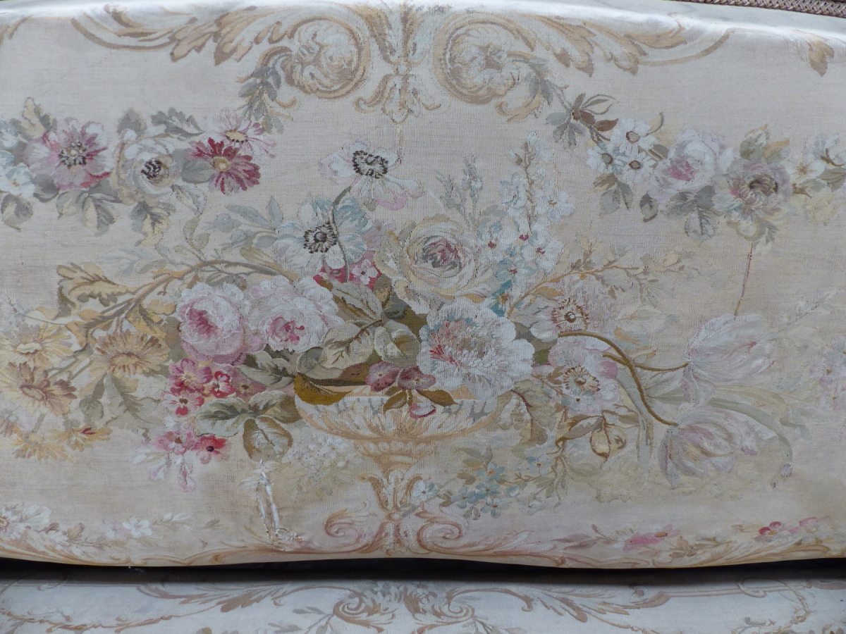 A LOUIS XV STYLE GILT WOOD SETTEE UPHOLSTERED IN MACHINE WOVEN AUBUSSON TASTE FLORAL TAPESTRY AND ON - Image 8 of 12