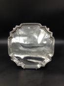 A SILVER HALLMARKED SALVER,DATED 1917 LONDON FOR GOLDSMITHS AND SILVERSMITHS COMPANY. WIDTH 26cms,