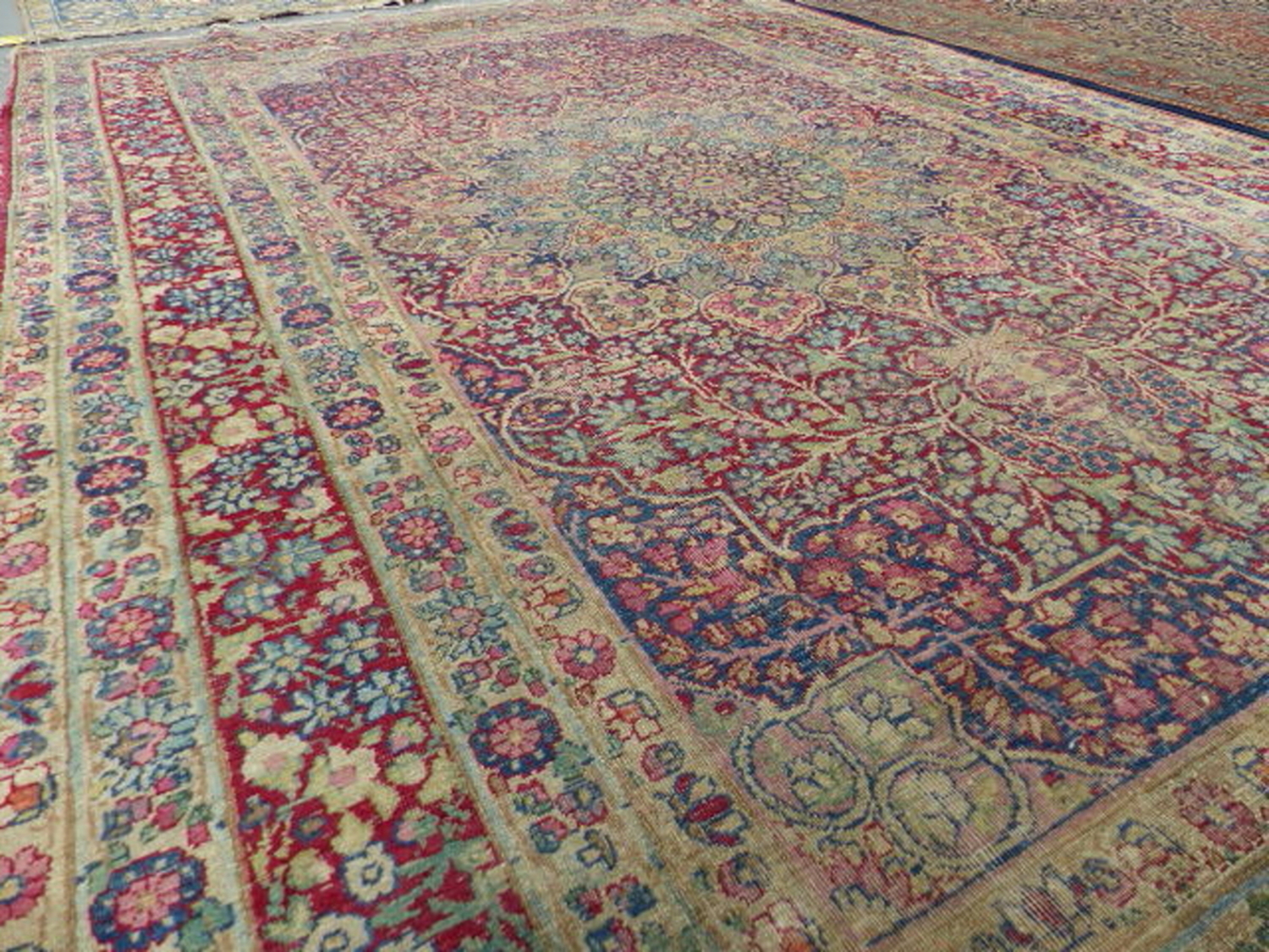 AN ANTIQUE PERSIAN KIRMAN RUG. 239 x 151cms. - Image 3 of 8