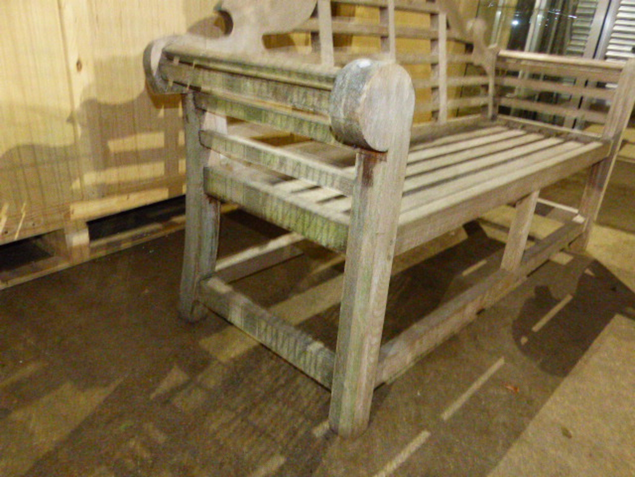 A GOOD QUALITY TEAK GARDEN BENCH OF LUTYENS DESIGN. - Image 3 of 10