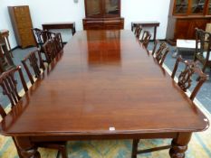 AN EARLY 19th.C.MAHOGANY WIND OUT EXTENDING DINING TABLE WITH FOUR LEAVES STANDING ON FIVE TURNED