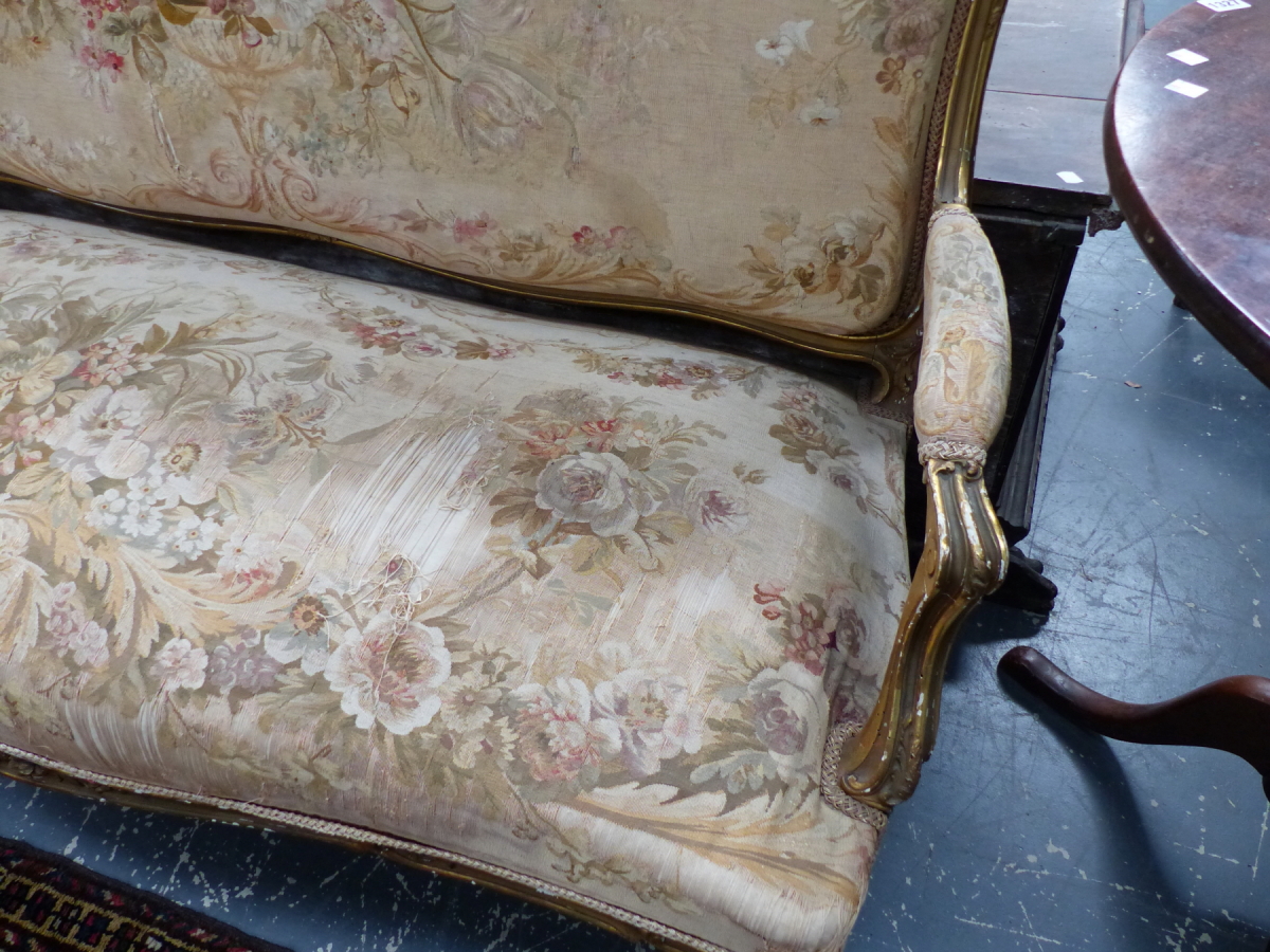 A LOUIS XV STYLE GILT WOOD SETTEE UPHOLSTERED IN MACHINE WOVEN AUBUSSON TASTE FLORAL TAPESTRY AND ON - Image 6 of 12